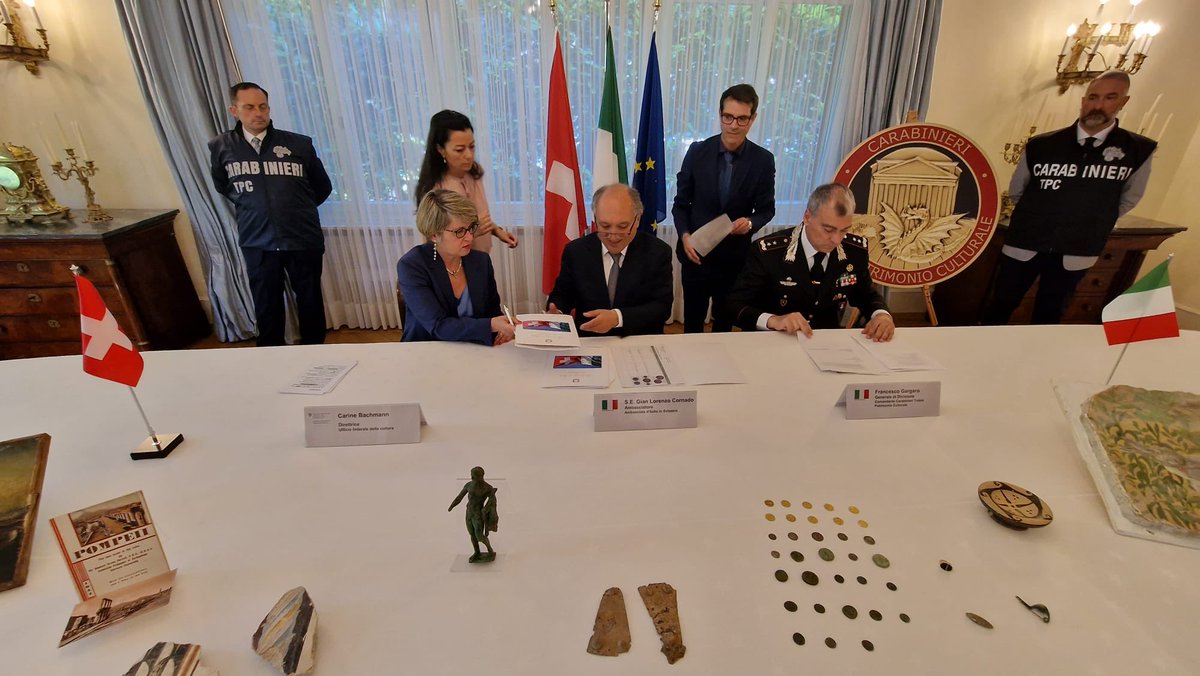 Tra i beni restituiti figurano preziosi lotti di monete antiche, porzioni di pitture murali, manufatti in ceramica e oggetti in bronzo, riconducibili alle civilta' villanoviana, etrusca, romana, medioevale, nel periodo compreso tra il VII secolo a.C. e il Medioevo