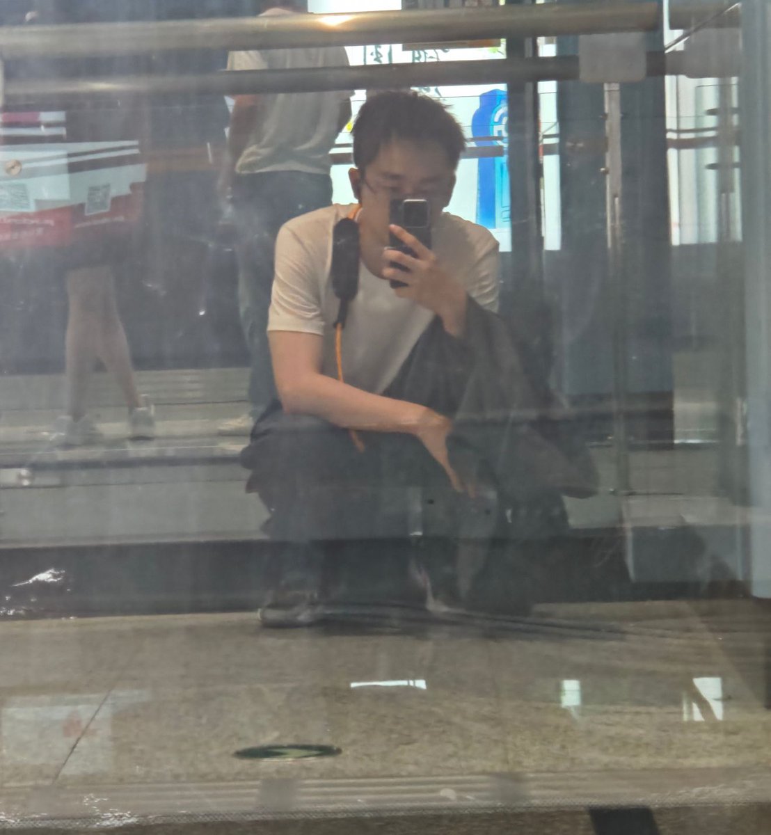 下班累了 在站台蹲一下