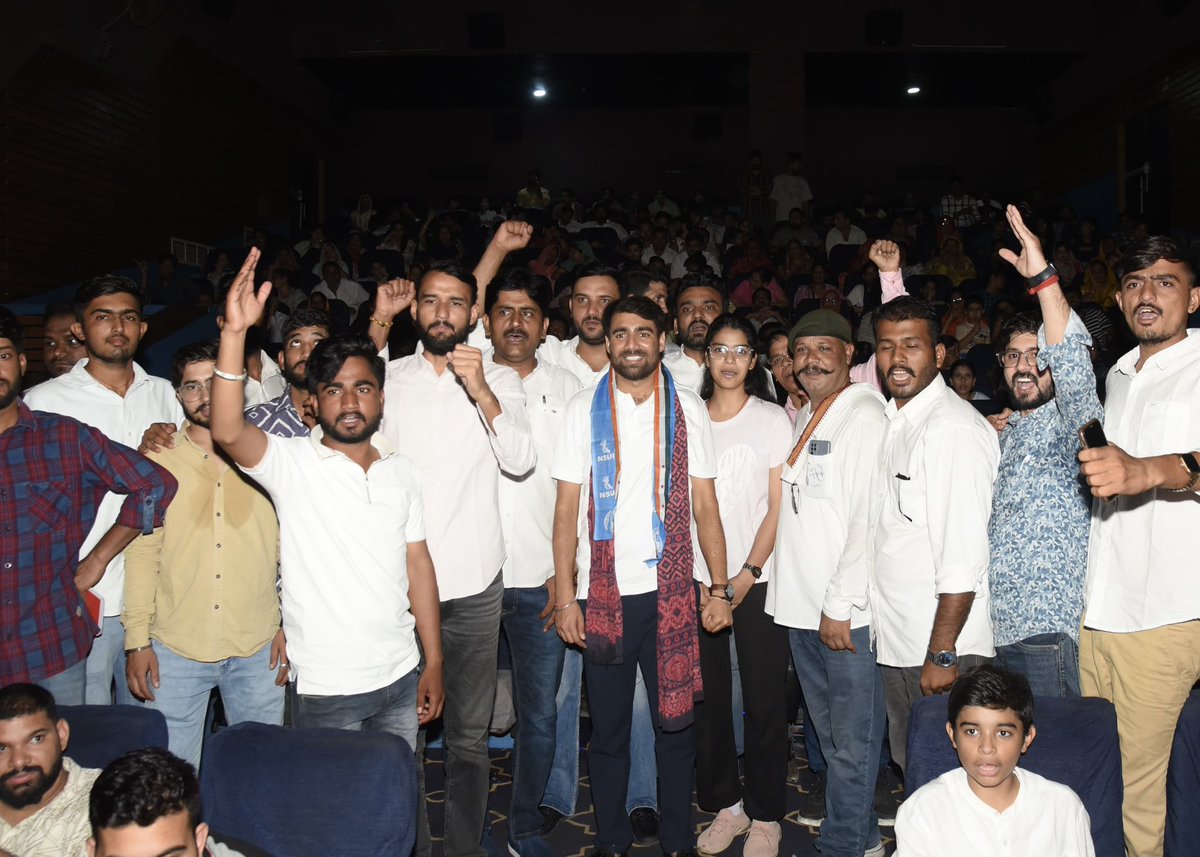 VinodJakharIN's tweet photo. ‘फुले’ सिर्फ एक फिल्म नहीं, एक विचार है — जो आज भी उतना ही प्रासंगिक है जितना कल था।

आज जयपुर में NSUI के साथियों और सामाजिक कार्यकर्ताओं के साथ आदरणीय श्री @RahulGandhi जी के जन्मदिवस के अवसर पर ‘फुले – द मैन विद मिशन’ फिल्म देखी ।

यह फिल्म केवल एक जीवनी नहीं, बल्कि सामाजिक जागृति, नारी शिक्षा और जातिगत अन्याय के विरुद्ध संघर्ष का जीवंत दस्तावेज़ है। महात्मा ज्योतिबा फुले और सावित्रीबाई फुले जैसे महान समाज सुधारकों के विचारों और उनके अद्वितीय योगदान को बड़े ही सशक्त और संवेदनशील रूप में प्रस्तुत किया गया है।

फिल्म ने यह अहसास दिलाया कि सामाजिक परिवर्तन के लिए केवल शब्द नहीं, अपितु साहस, शिक्षा और समर्पण की आवश्यकता होती है। यह कृति हर उस व्यक्ति को देखनी चाहिए जो एक समतामूलक और न्यायपूर्ण समाज का सपना देखता है।
#HappyBirthdayRahulGandhi #Phule 
@INCIndia @nsui @kanhaiyakumar @varunchoudhary2