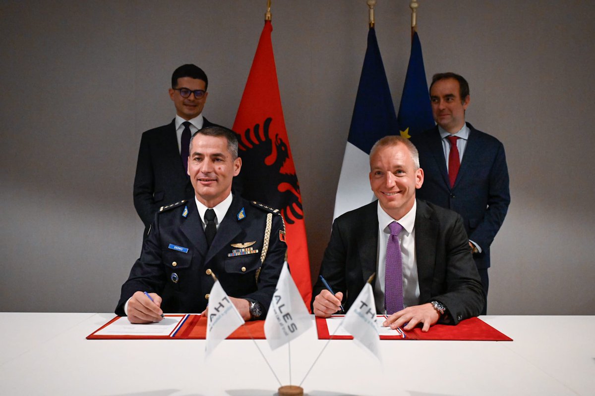 Sébastien Lecornu (@seblecornu) on Twitter photo L'Albanie officialise sa commande d'un radar de surveillance aérienne GM400 à <a href="/thalesgroup/">Thales Group</a>
Avec mon homologue <a href="/pvengu/">Pirro Vengu</a> hier au <a href="/salondubourget/">Paris Air Show</a> pour la signature du contrat commercial, faisant suite à la signature le 16 mai dernier à Tirana de l'arrangement technique. L'Albanie officialise sa commande d'un radar de surveillance aérienne GM400 à <a href="/thalesgroup/">Thales Group</a>
Avec mon homologue <a href="/pvengu/">Pirro Vengu</a> hier au <a href="/salondubourget/">Paris Air Show</a> pour la signature du contrat commercial, faisant suite à la signature le 16 mai dernier à Tirana de l'arrangement technique.