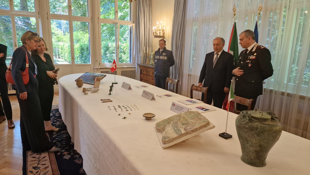 Di particolare rilievo una fibula a navicella in bronzo del VII secolo a.C. di provenienza campana, una parte di affresco pompeiano, un piattello etrusco del tipo e un anello in oro raffigurante Venere e Eros. Tra le monete sono compresi 9 ducati veneziani in oro.