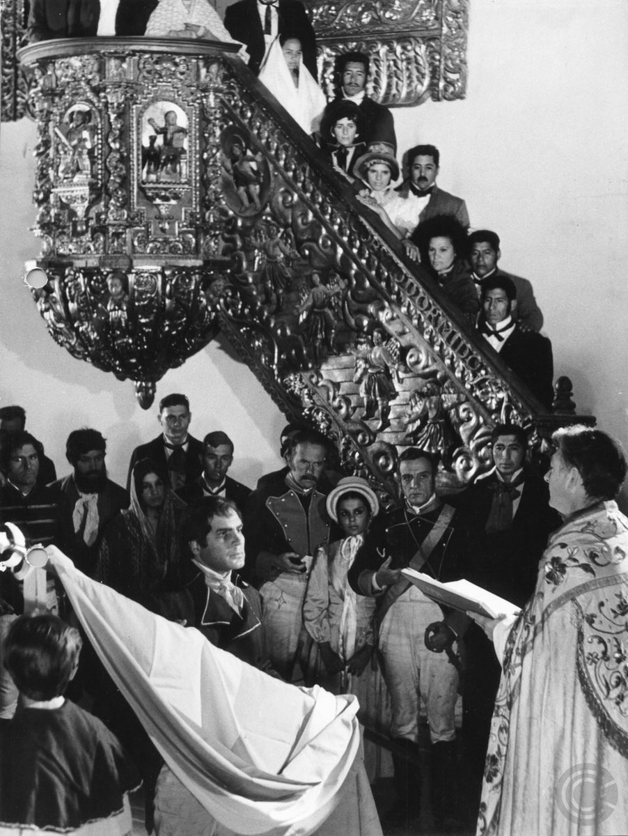 20 de junio - Día de la bandera 🇦🇷
Escena de película Bajo el signo de la patria (1971) dirigida por René Mugica, con Ignacio Quirós, personificado como el Gral. Manuel Belgrano, con la bandera argentina en sus manos.
Esta imagen pertenece a la colección de fotografías del Museo.