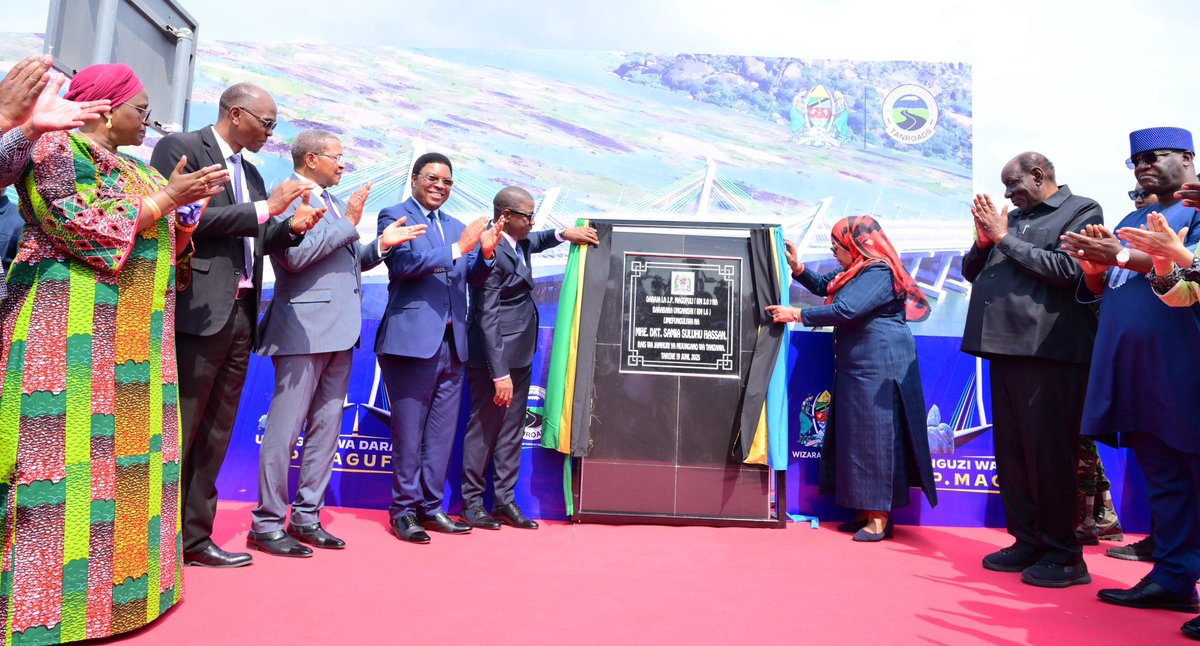 Rais wa Jamhuri ya Muungano wa Tanzania, Mhe. Dkt. Samia Suluhu Hassan akisogeza kitambaa kuashiria ufunguzi wa Daraja la J.P Magufuli (Kigongo-Busisi) lenye urefu wa km 3.0 pamoja na barabara unganishi zenye urefu wa km 1.66 katika eneo la Kigongo, Misungwi mkoani Mwanza tarehe