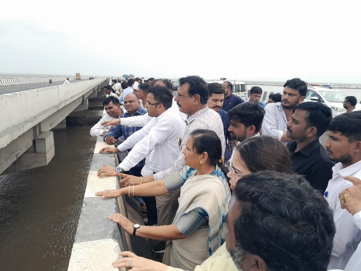 Nimu_Bambhaniya's tweet photo. આજરોજ ભાવનગર જિલ્લાના પુરગ્રસ્ત ભાલ વિસ્તારના ગામોની મુલા��ાત કરી પરિસ્થિતિ અંગે જાણકારી મેળવી...
આ સમયે ભાવનગર ક્લેક્ટરશ્રી મનીષ કુમાર બંસલ તેમજ જિલ્લા વહિવટી તંત્રના અધિકારીઓ સાથે રહ્યાં હતા...
#Bhavnagar #Bhal #Monsoon https://t.co/hXELs4EDYd