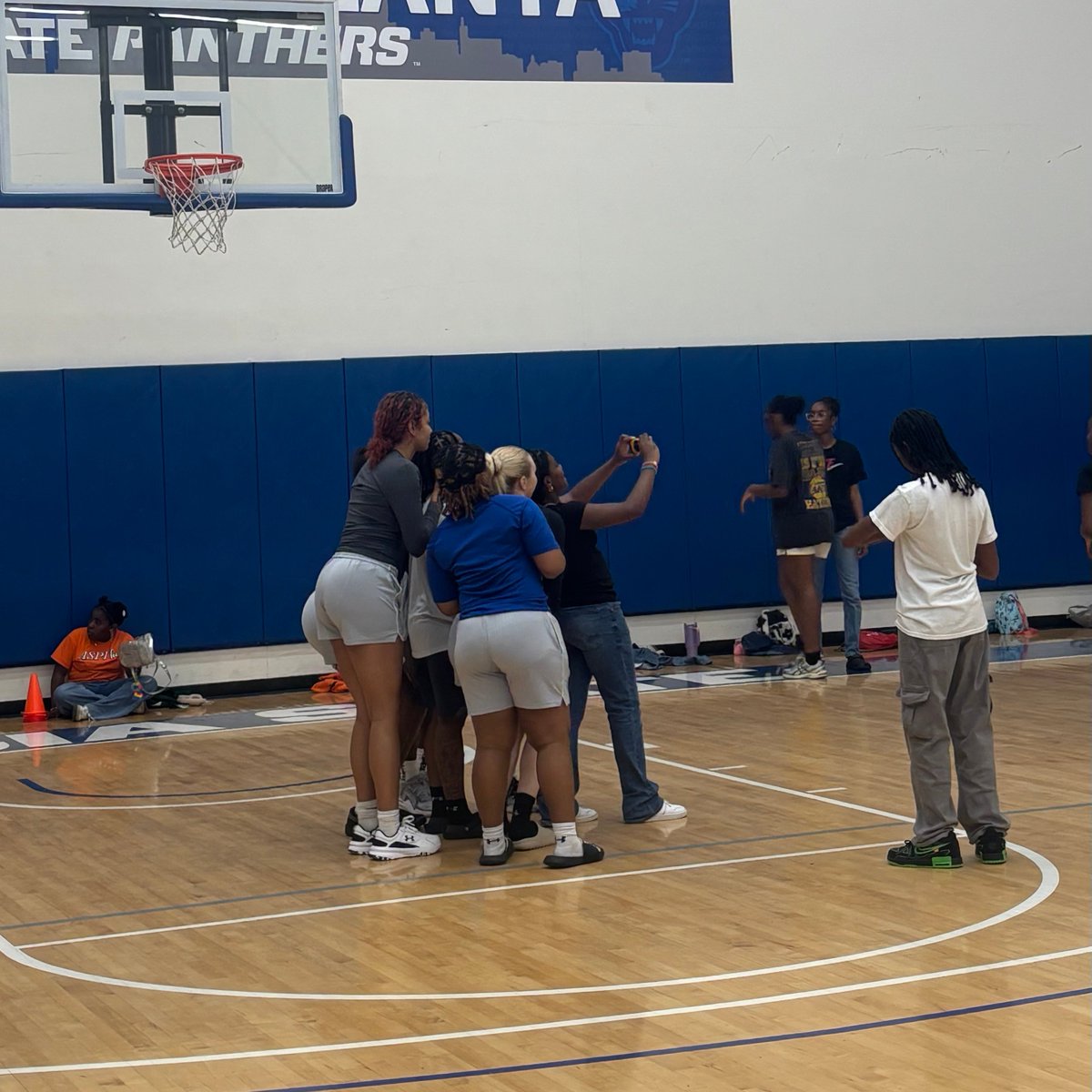 GSU_WBasketball's tweet image. 饾悅饾惃饾惁饾惁饾惍饾惂饾悽饾惌饾惒. 饾悅饾惃饾惂饾惂饾悶饾悳饾惌饾悽饾惃饾惂. 饾悞饾悡饾悇饾悓.
Grateful for @i_am_stem for letting us share time and inspiration with the next generation of STEM minds!
#LightItBlue | #FamilyByCHOICES