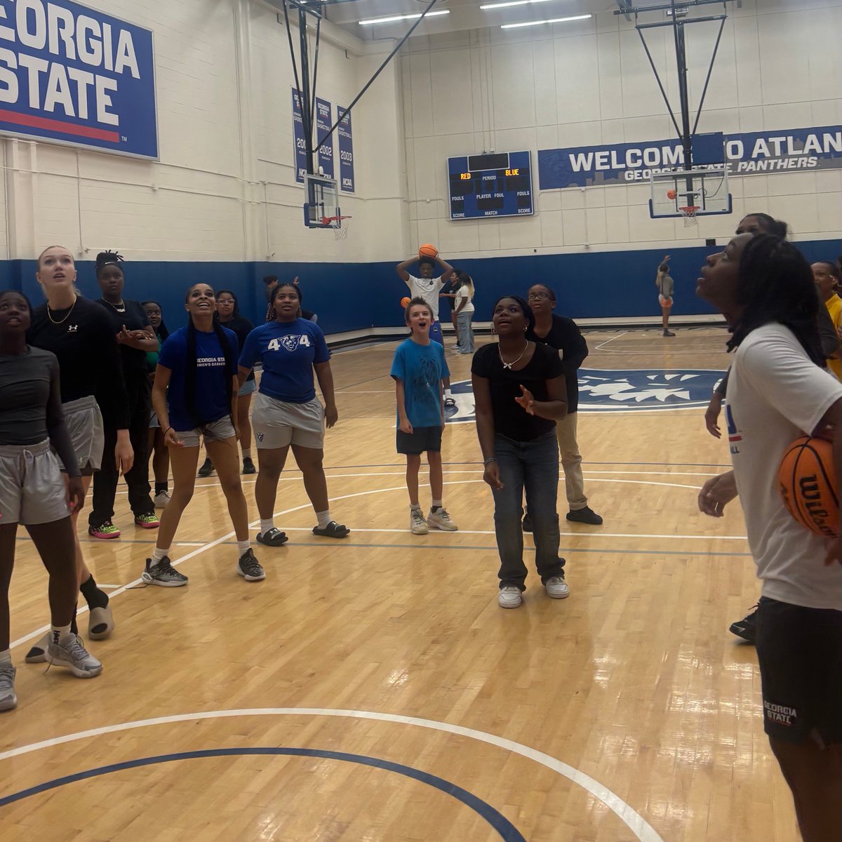 GSU_WBasketball's tweet image. 饾悅饾惃饾惁饾惁饾惍饾惂饾悽饾惌饾惒. 饾悅饾惃饾惂饾惂饾悶饾悳饾惌饾悽饾惃饾惂. 饾悞饾悡饾悇饾悓.
Grateful for @i_am_stem for letting us share time and inspiration with the next generation of STEM minds!
#LightItBlue | #FamilyByCHOICES