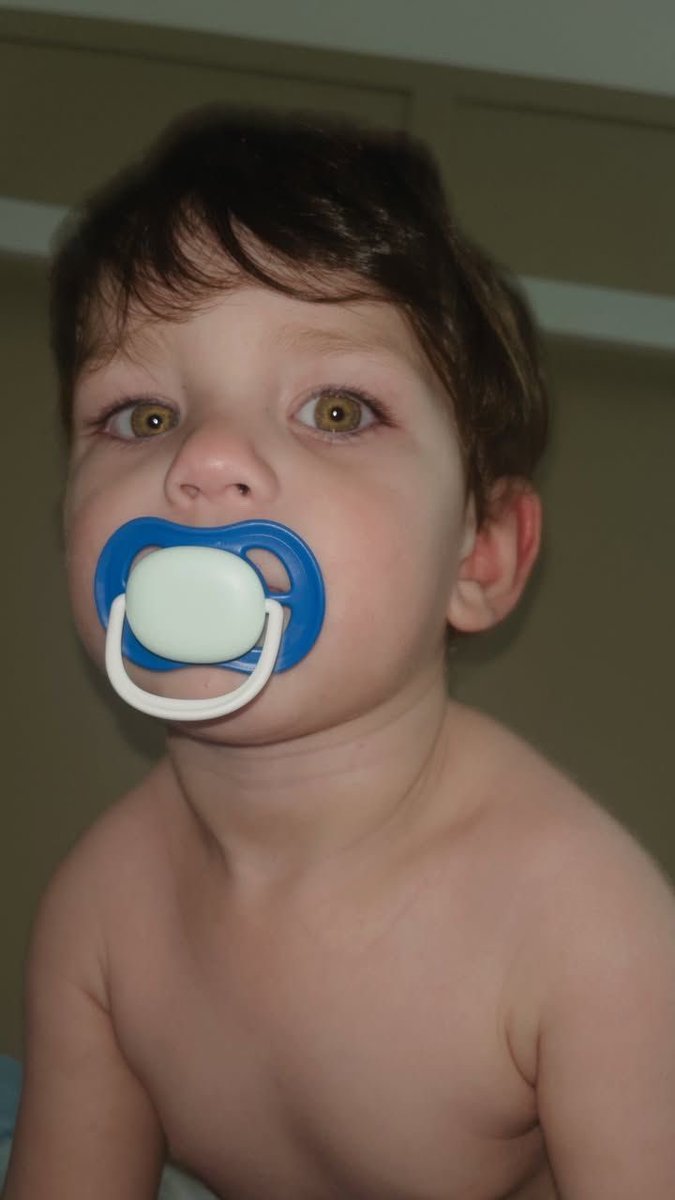 Imagina acordar com esse carinha te olhando, lindo, bochechudo, olhar sedutor e o barulhinho de chupeta