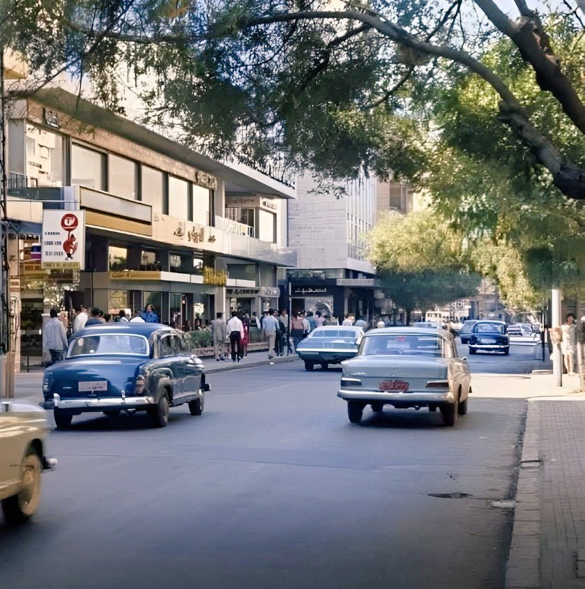 Hamra Street [1970] #Beirut
شارع الحمرا [١٩٧٠] #بيروت
#راس_بيروت #الحمرا #Hamra #السبعينات #لبنان 
#1970s 🇱🇧