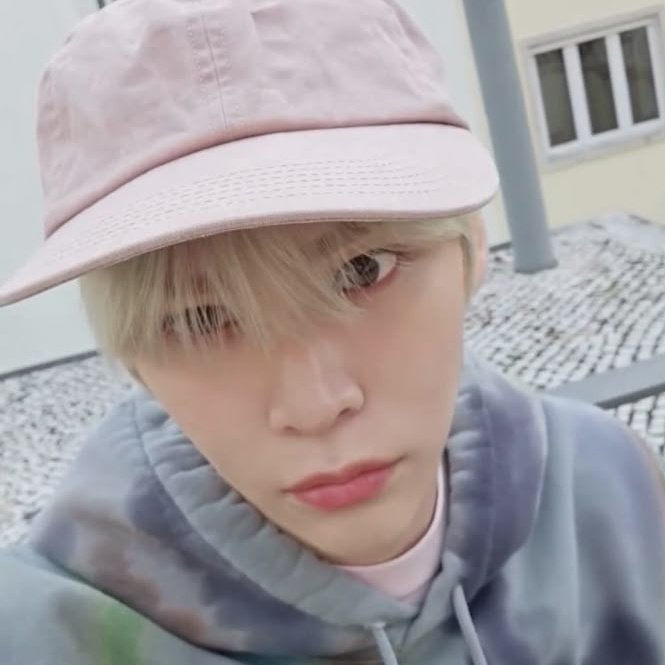 พี่อึนซอก ขนาดเก้าอี้ยังต้องเรียกผมไปต่อให้เลยครับ 

ฉันไปทำแบบนั้นตอนไหนมิทราบ ( ｡ •̀ ᴖ •́ ｡)💢

มีตอนแอบมาจุ๊บในลิฟต์อีกด้วยนะครับ

อันนี้ก็ด้วย ช้านไปทำแบบนั้นกับนายตอนไหน 😾

จะไม่พูดจริงหรอครับ