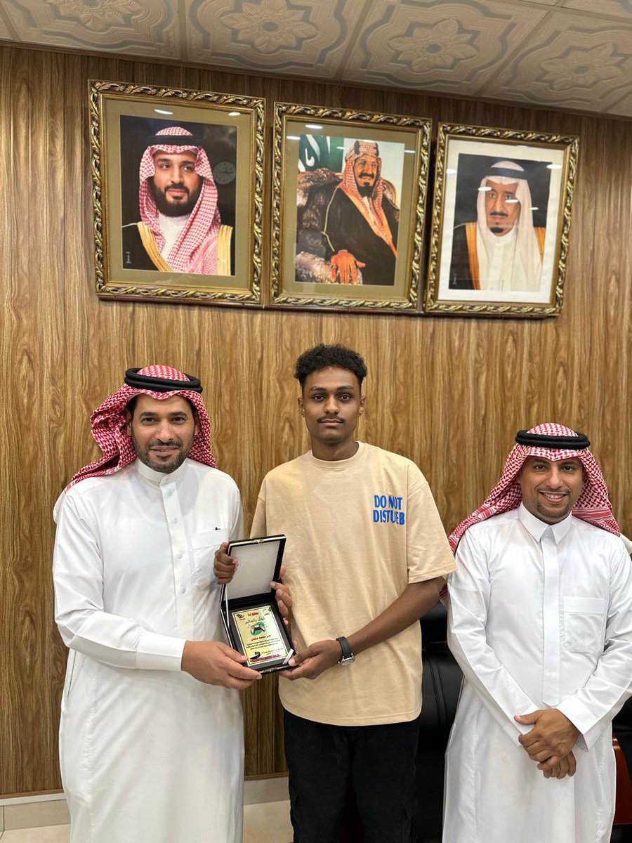 كرم مدير المدرسة أ/ ناصر العتيبي الطلاب الفائزين بالمراكز الأولى في بطولة أهلاً بالعالم للبلاستيشن 
البطولة ضمت ٦٤ لاعباً بنظام خروج المغلوب 

فكرة وتنفيذ أ/ سلمان هاشم