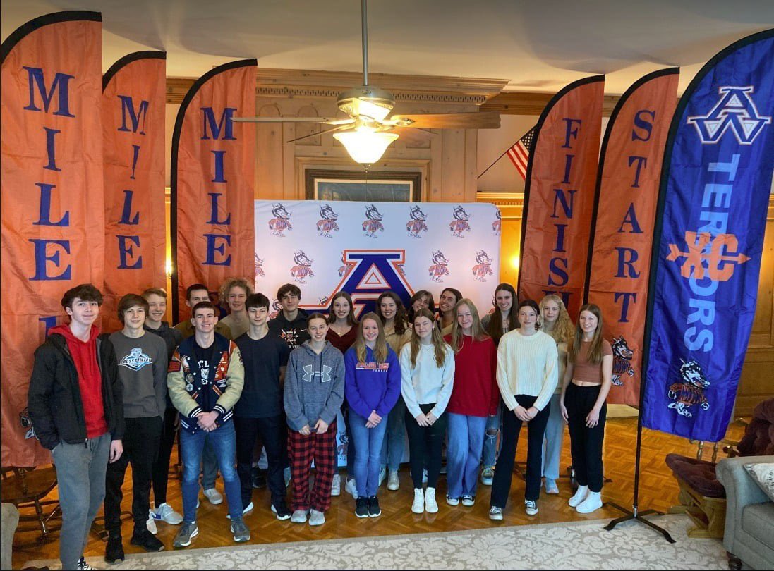 HuddleHuts's tweet image. XC runners. Custom flags. Backdrop on point.

Representing your team matters — before and after the race.

What message would your team put on a custom backdrop?

#HuddleHuts #XCStrong #CustomSetup #TeamSpirit