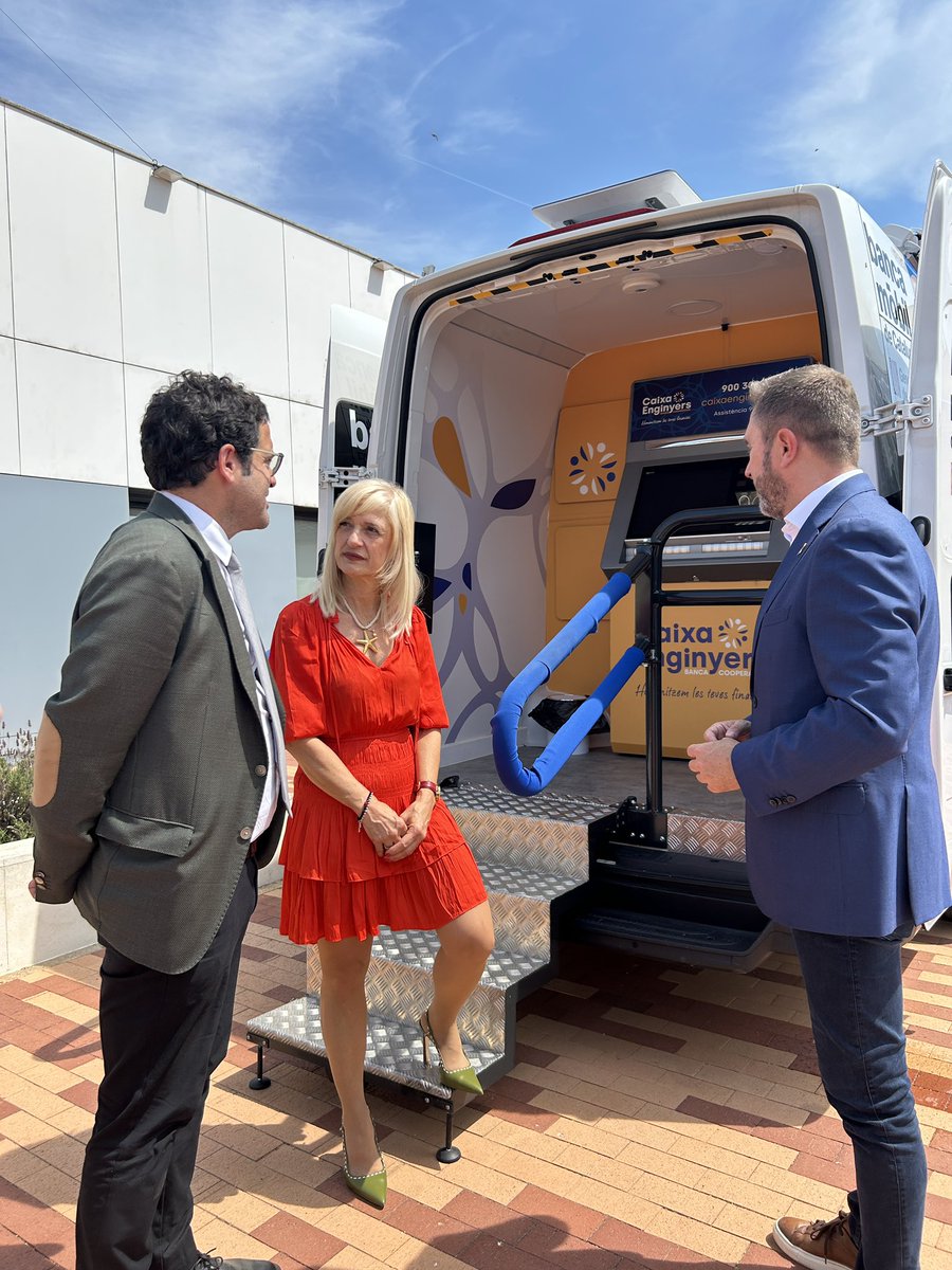 Delegació del Govern de Catalunya a Barcelona (@govbarcelona) on Twitter photo 🚌 La delegada <a href="/socpilardiaz/">Pilar Díaz</a> ha visitat els vehicles de <a href="/caixabank/">CaixaBank</a> i <a href="/CaixaEnginyers/">Caixa Enginyers</a> que ofereixen el servei de Banca Mòbil a Vilalba Sasserra.
💬 "És una eina molt útil que evita desplaçaments i dona servei a qui no està habituat a la banca digital"
🔗 govern.cat/salapremsa/not… 🚌 La delegada <a href="/socpilardiaz/">Pilar Díaz</a> ha visitat els vehicles de <a href="/caixabank/">CaixaBank</a> i <a href="/CaixaEnginyers/">Caixa Enginyers</a> que ofereixen el servei de Banca Mòbil a Vilalba Sasserra.
💬 "És una eina molt útil que evita desplaçaments i dona servei a qui no està habituat a la banca digital"
🔗 govern.cat/salapremsa/not…