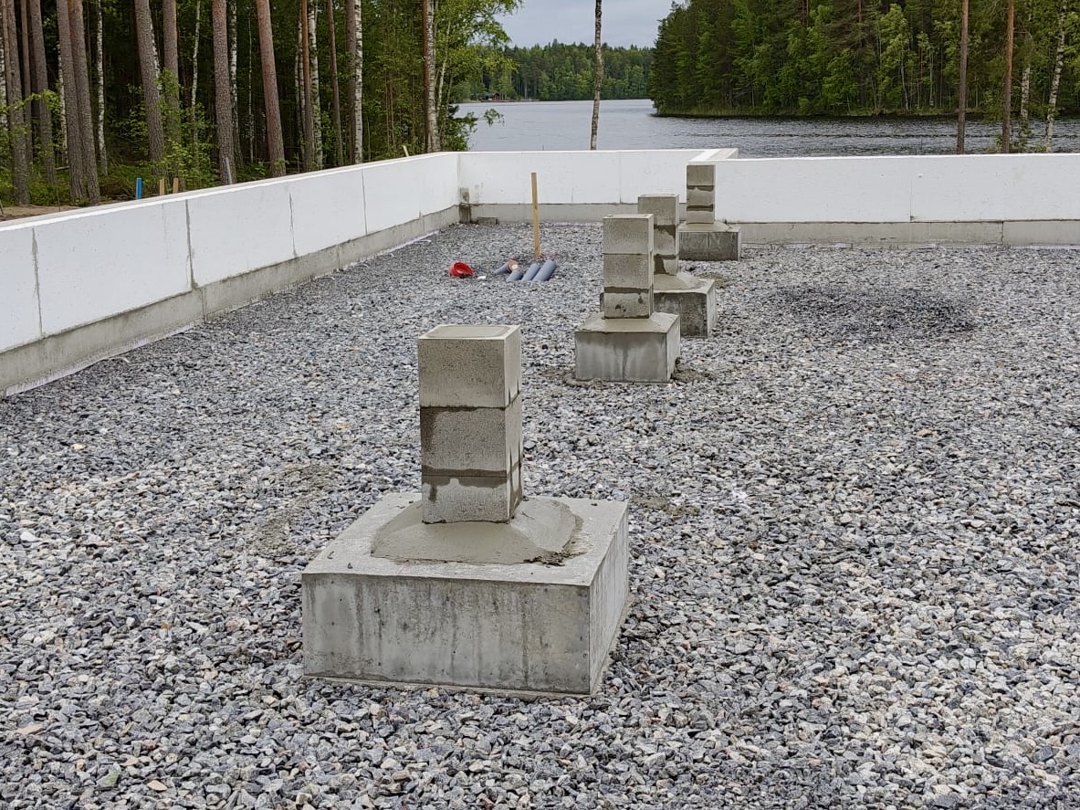 perustava's tweet photo. Ei pöllömmän oloinen paikka. Vai mitä mieltä olet?

Sopivasti näin juhannuksen alla saimme huvilan, autokatoksen ja saunan perustukset valmiiksi Heinolassa sijaitsevalle kauniille rantatontille. 

Näiden kuvien myötä toivotamme oikein hyvää juhannusta!

#rakentaminen https://t.co/i0LIlIw3xL