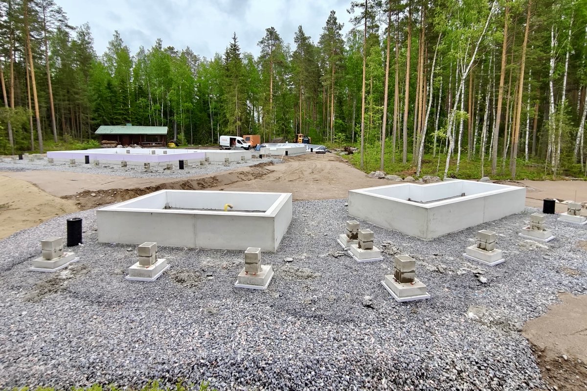 perustava's tweet photo. Ei pöllömmän oloinen paikka. Vai mitä mieltä olet?

Sopivasti näin juhannuksen alla saimme huvilan, autokatoksen ja saunan perustukset valmiiksi Heinolassa sijaitsevalle kauniille rantatontille. 

Näiden kuvien myötä toivotamme oikein hyvää juhannusta!

#rakentaminen https://t.co/i0LIlIw3xL