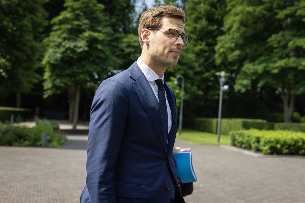 StasSZW's tweet image. Vanaf vandaag neem ik inburgering over van voormalig staatssecretaris Coenradie.
Zonder goede inburgering geen goede integratie. Nieuwkomers moeten zo snel mogelijk de Nederlandse taal en cultuur leren en aan de slag gaan. Er is een hoop werk te doen!