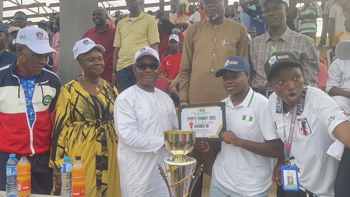 BolajiEniola9's tweet image. Yesterday, the Rector of Kwara State Polytechnic, Ilorin, Engr. Abdul Jimoh, presented me with a prestigious award during the 2025 Sports Summit, organized by the Office of the Kwara Polytechnic Sports Director.
I had a tête-à-tête with the organizer on how we can promote sports