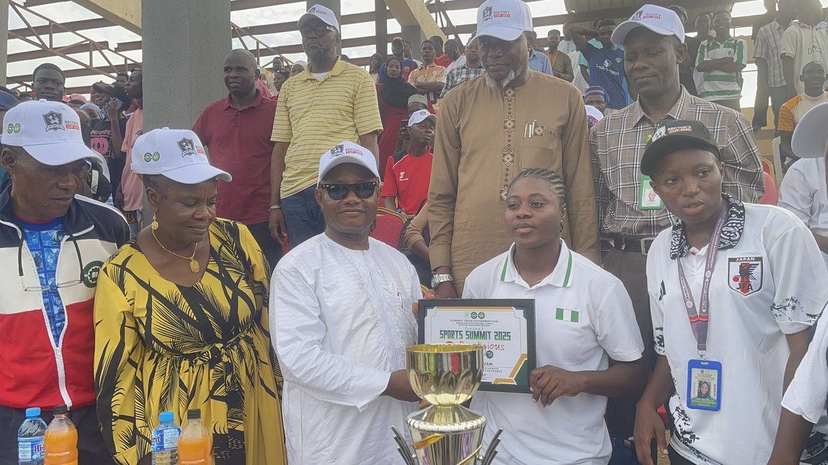 BolajiEniola9's tweet image. Yesterday, the Rector of Kwara State Polytechnic, Ilorin, Engr. Abdul Jimoh, presented me with a prestigious award during the 2025 Sports Summit, organized by the Office of the Kwara Polytechnic Sports Director.
I had a tête-à-tête with the organizer on how we can promote sports
