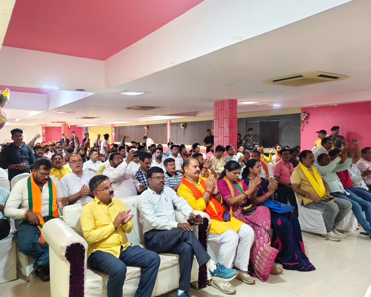 shashankrajbjp's tweet photo. रामगढ़ में विभिन्न राजनीतिक दल के छात्र नेताओं ने आज भाजपा परिवार के कार्यकर्ता मिलन समारोह में पार्टी में शामिल हुए !! 
भाजपा आज भी युवाओं की पहली पसंद है !! 
मिलन समारोह में मुख्य रूप से राज्यसभा सांसद सह प्रदेश महामंत्री आदरणीय आदित्य साहू जी, प्रदेश मंत्री Saroj Singh जी, जिला अध्यक्ष प्रवीण मेहता जी, प्रदेश कार्यसमिति सदस्य कुंटू बाबू जी, सांसद प्रतिनिधि राजीव जायसवाल जी, विजय जायसवाल जी, राजू चतुर्वेदी जी, युवा मोर्चा जिला अध्यक्ष Srivastava Kush जी, शशि जी,चंद्रशेखर चौधरी जी,संजय सिंह जी एवं युवा साथीगण मौजूद थे !! 
भाई सुबिन तिवारी, विष्णु सोनी एवं पूरी युवाशक्ति की टीम को भाजपा में शामिल होने पर बधाई  !!