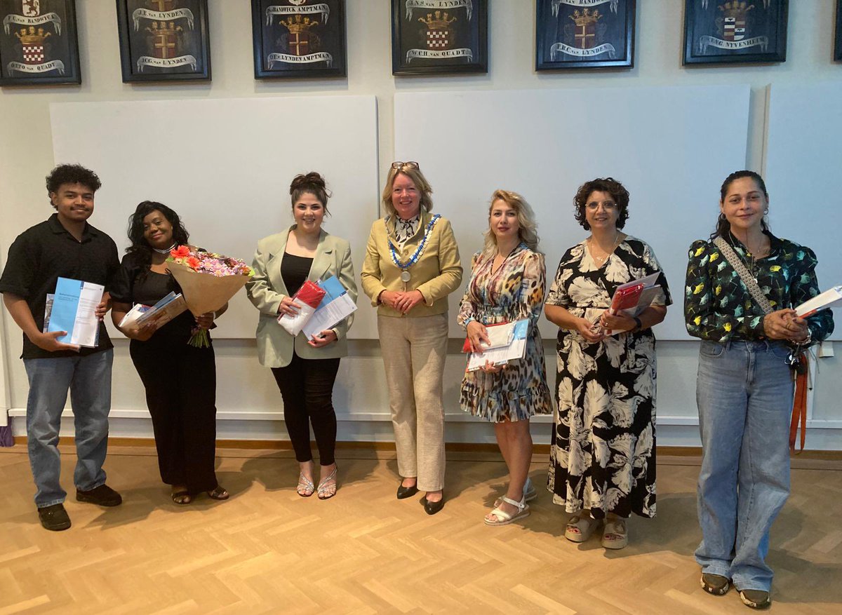 6 van onze inwoners, uit #Driel #Elst #Oosterhout en #Randwijk #Overbetuwe hebben bij de naturalisatie ceremonie met het afleggen v/d verklaring van verbondenheid de Nederlandse nationaliteit gekregen. Met daarbij de Nederlandse vlag🇳🇱 en het Overbetuws Bakboek🎂 Gefeliciteerd!