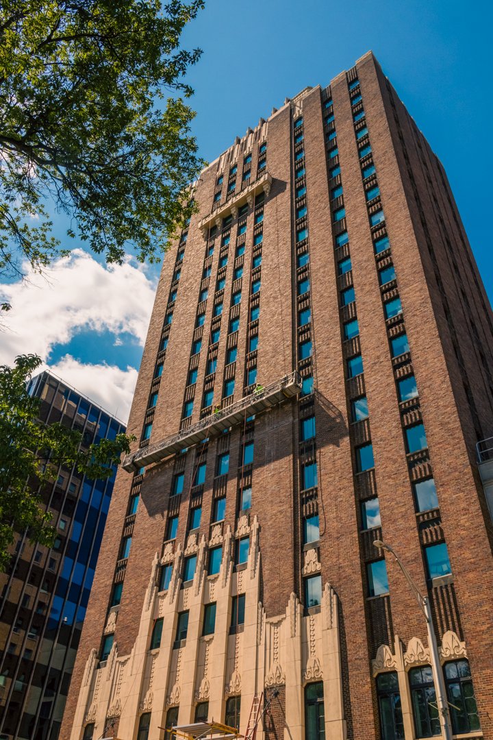 HouckTheChoice's tweet image. What’s cooler than two masons on solid ground? Two masons swinging into action several stories up. 🧱😎⬆️

#MasonryWork #FacadeRestoration #SwingStage #ConstructionEducation #SafetyFirst #BrickByBrick