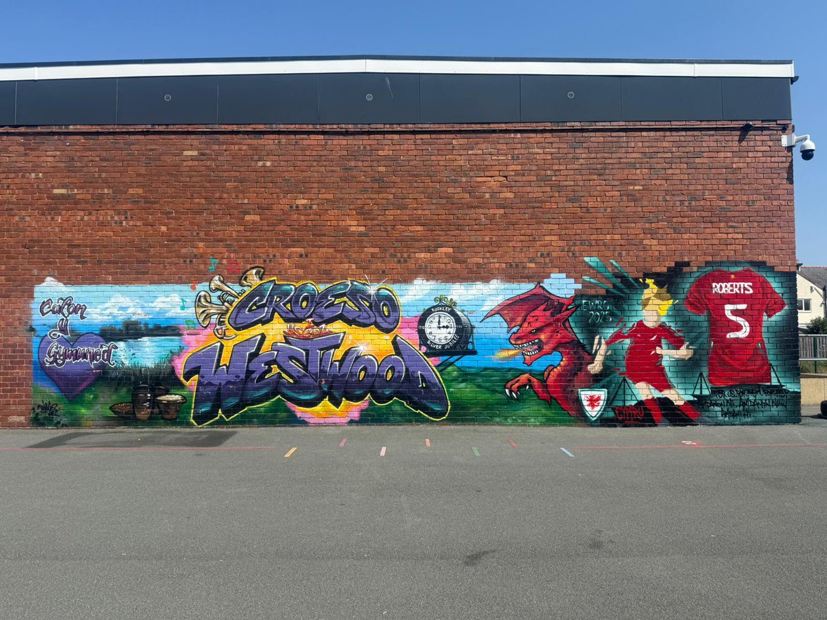 Feel very privileged to have been chosen to showcase artwork as part of the FA reveal for the Welsh woman's squad. #Euro2025 <a href="/RazzaRoberts/">Rhiannon Roberts</a> good luck to you and the team! #Buckleyroots 
Thank you <a href="/AvantCymru/">Avant Cymru</a> and the amazing artists they had commissioned to do it!