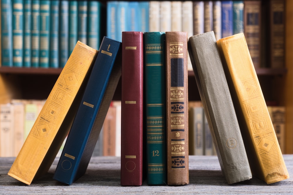 ✨¿Te apetece leer más fantasía española? 🇪🇸

He preguntado y reunido en este hilo las recomendaciones que me han hecho por aquí. Algunos libros y sagas los conozco, otros aún no.
La idea es ir recopilándolos poco a poco y que el hilo crezca con vuestras sugerencias.

🧵👇