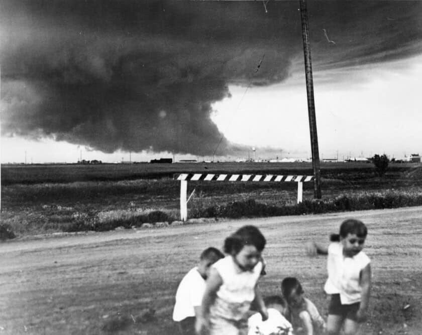 CRyanMauk's tweet image. Tomorrow…kinda spooky. On June 20, 1957 a tornadic supercell decended here in Fargo, ND and produced a family of tornadoes that lasted 3.5 hours. At its peak strength it tore through the Golden Ridge area of the Northside wiping clean most structures. 

Dr. Ted Fujita would…