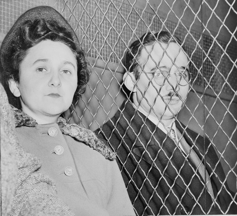 No olvidamos a Ethel y Julius Rosenberg, comunistas norteamericanos, asesinados por el imperialismo en la silla eléctrica.