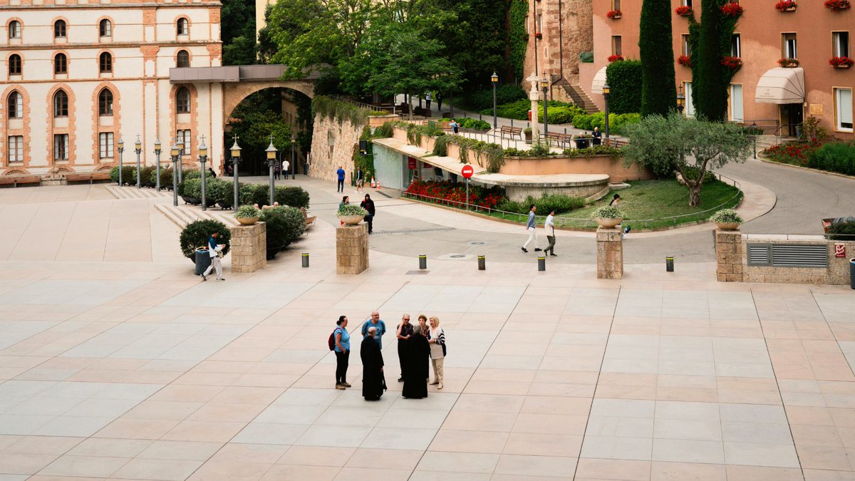 👐🏼 ACULL “com si fos el mateix Crist”, tal com diu la Regla de Sant Benet en el capítol LIII.

Acollir és un acte sagrat que mostra humilitat i respecte, sobretot envers els pobres i els pelegrins, ja que en ells es percep una presència especial de Crist.