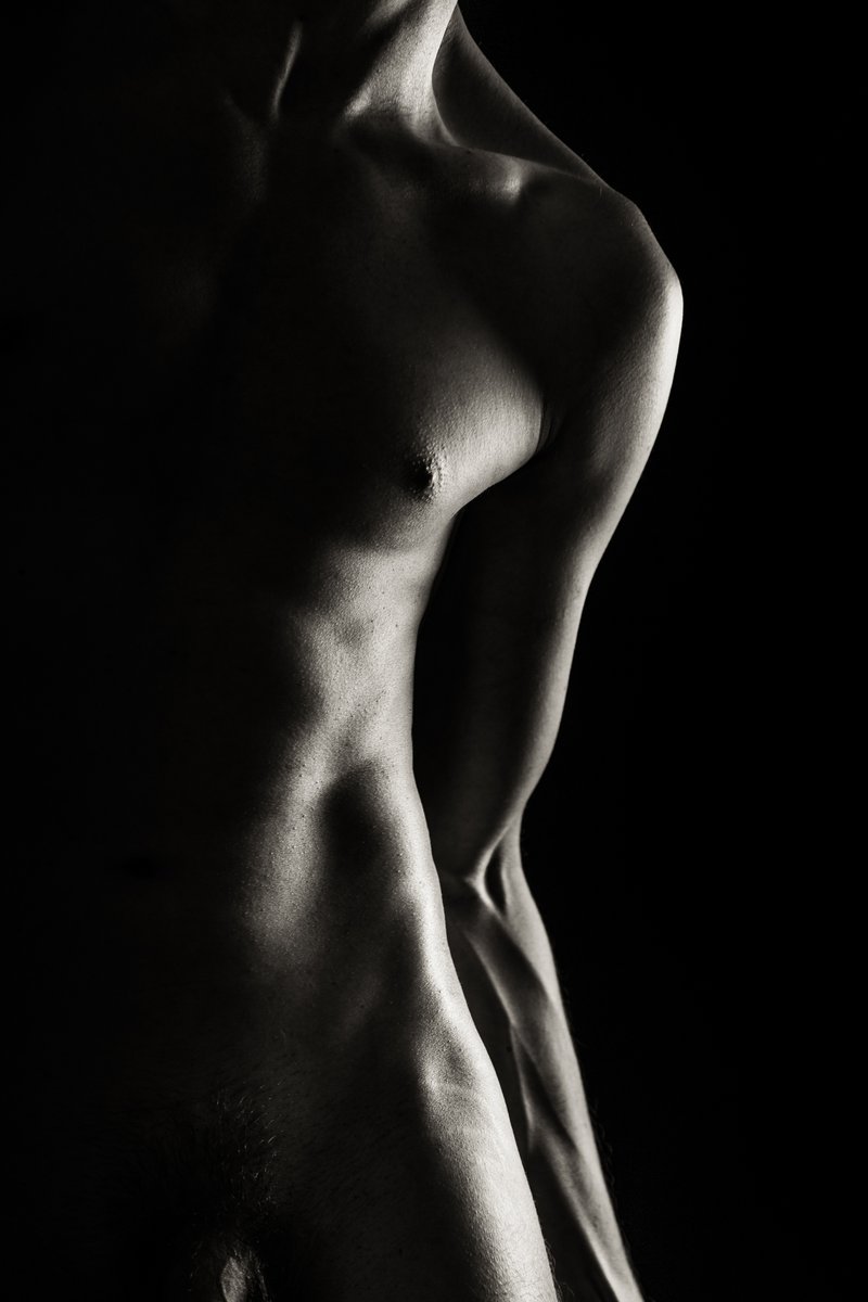 Nudarelli's tweet photo. DARK NUDE #MaleNude #ArtisticNude #FineArtNude #NudeArt #FigureStudy #BodyAsArt #NudePhotography #MaleFigure #blackandwhite https://t.co/VL1Rz5H58Z