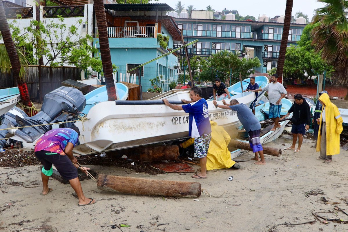 🌀 #Erick destruye Puerto Escondido🚨 
El #huracán tocó tierra a las 5:30 horas de este jueves 19 de junio en Santiago Pinotepa Nacional, #Oaxaca; pescadores y prestadores de servicios turísticos a pie de playa realizan labores de limpieza y rescate de sus propiedades, los