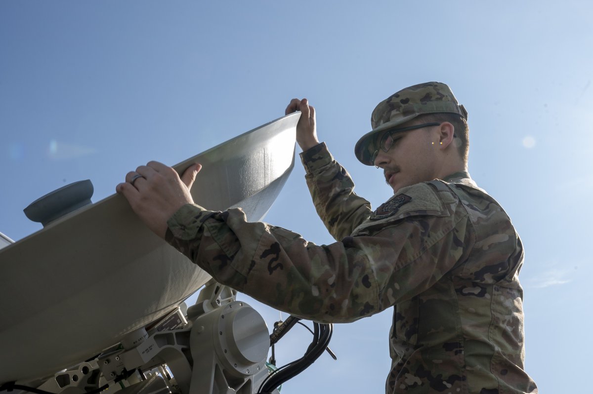 usairforce's tweet image. We&apos;re upgrading our Command &amp;amp; Control systems with Global ASNT! 📡

This system allows for the rapid dissemination of critical information to bomber, tanker &amp;amp; reconnaissance aircrews, even in challenging environments.

🔗👇
dvidshub.net/r/r9p77n