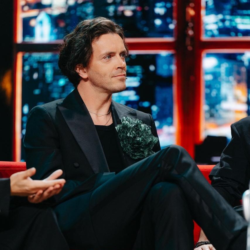 Сегодня мы хотим заглянуть в будущее, а точнее - в 1892 год, самый конец викторианской эпохи.

Потому что стилисты Шоу Воли невольно (хаха) сделали отсылку на один из самых ярких квирных символов 19 века, который актуален в англоязычном пространстве до сих пор: зеленую гвоздику.