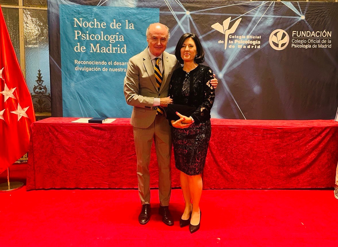 La decana del COPRM, Pilar Martín, asiste en Madrid a la XXX Noche de la Psicología para conmemorar la
profesión y aplaudir los reconocimientos, entre ellos las menciones honoríficas a <a href="/jaluengolatorre/">José Antonio Luengo</a>  y a <a href="/COPCV/">Col·legi Oficial Psicologia Comunitat Valenciana</a> 
Enhorabuena a todos los premiados y a la organización