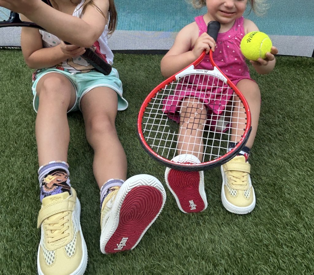 Hoy han estrenado sus <a href="/lejancitos/">Lejan Martínez - Podología infantil 🦶</a> a ver si <a href="/raul_riolobos/">Raúl</a> me retira!