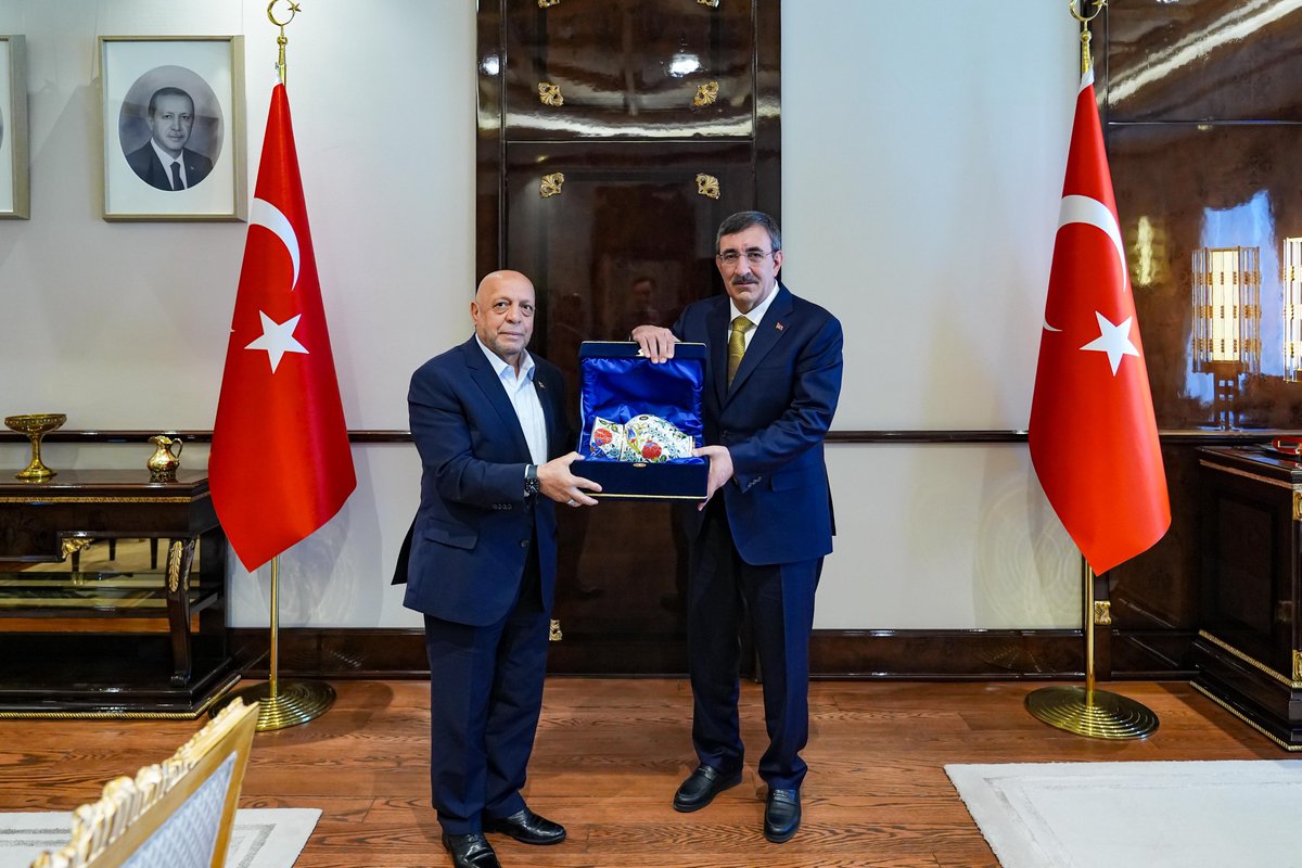 Genel Başkanımız Sayın Mahmut Arslan’ın başkanlığında, Cumhurbaşkanı Yardımcımız Sayın Cevdet Yılmaz’ı ziyaret ederek, 2025-2026 yıllarını kapsayan Kamu Çerçeve Protokolü sürecine ilişkin gelinen son durumu değerlendirdik.

HAK-İŞ olarak gerçekleştirdiğimiz bu görüşmede, 600 bini