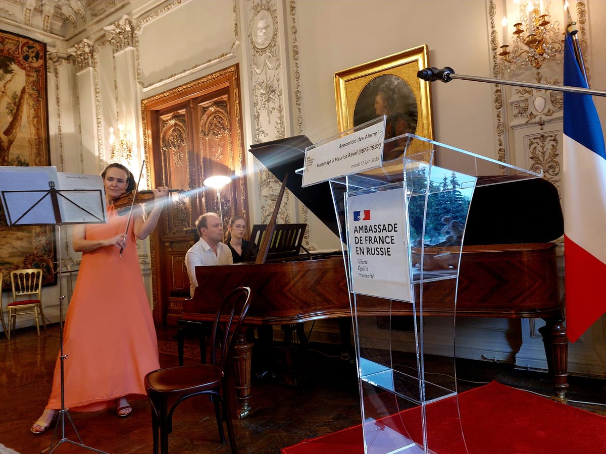 France en Russie 🇫🇷🇪🇺 (@franceenrussie) on Twitter photo #FranceAlumniDay2025 : atmosphère 100% française pour les alumni et anciens boursiers de #Russie à #Moscou le 17 juin, à l’occasion d’une soirée consacrée à #Ravel autour de l’ambassadeur <a href="/NDeRiviere/">Nicolas de Rivière</a> et de la violoniste Ksenia Doubrovskaïa.
#StudyInFrance #ChooseFrance #FranceAlumniDay2025 : atmosphère 100% française pour les alumni et anciens boursiers de #Russie à #Moscou le 17 juin, à l’occasion d’une soirée consacrée à #Ravel autour de l’ambassadeur <a href="/NDeRiviere/">Nicolas de Rivière</a> et de la violoniste Ksenia Doubrovskaïa.
#StudyInFrance #ChooseFrance