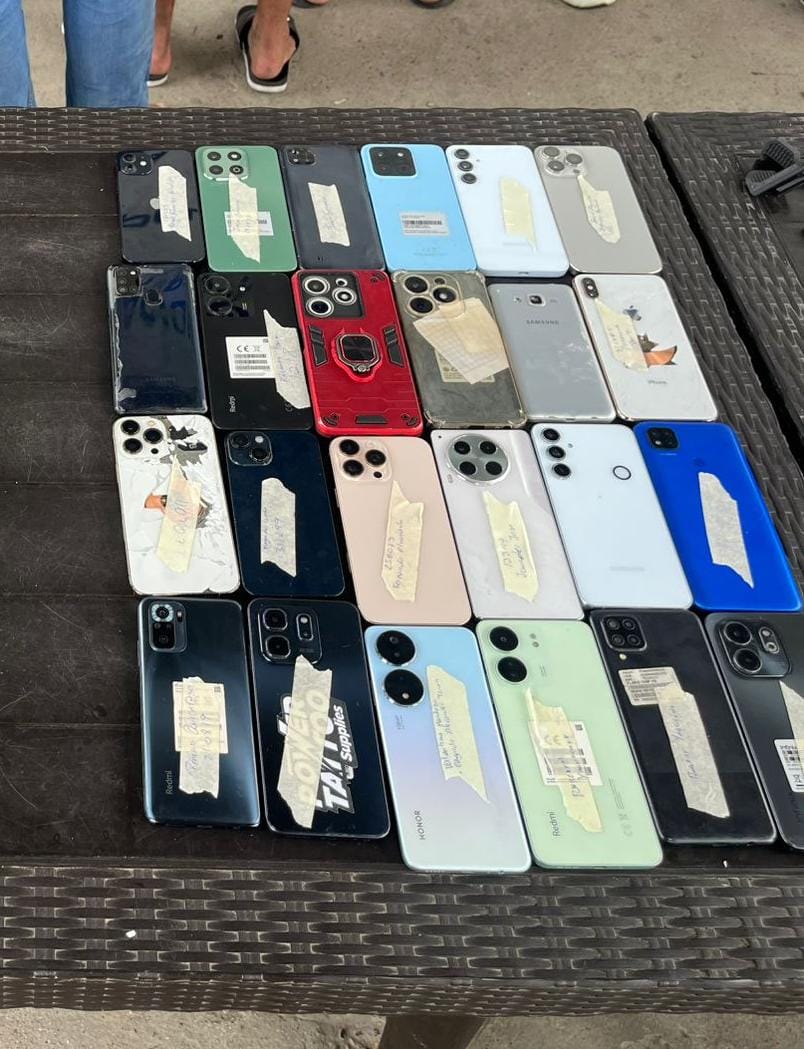 #IMPORTANTE 

14 APREHENDIDOS DEL GAO "LOS LOBOS" POR EL DELITO DE EXTORSIÓN A PROPIETARIOS DE LOCALES COMERCIALES EN #MACHALA

Mediante operativos ejecutados en #Machala, #ElOro aprehendimos a 14 antisociales, entre ellos dos adolescentes, quienes mediante amenazas exigían altas