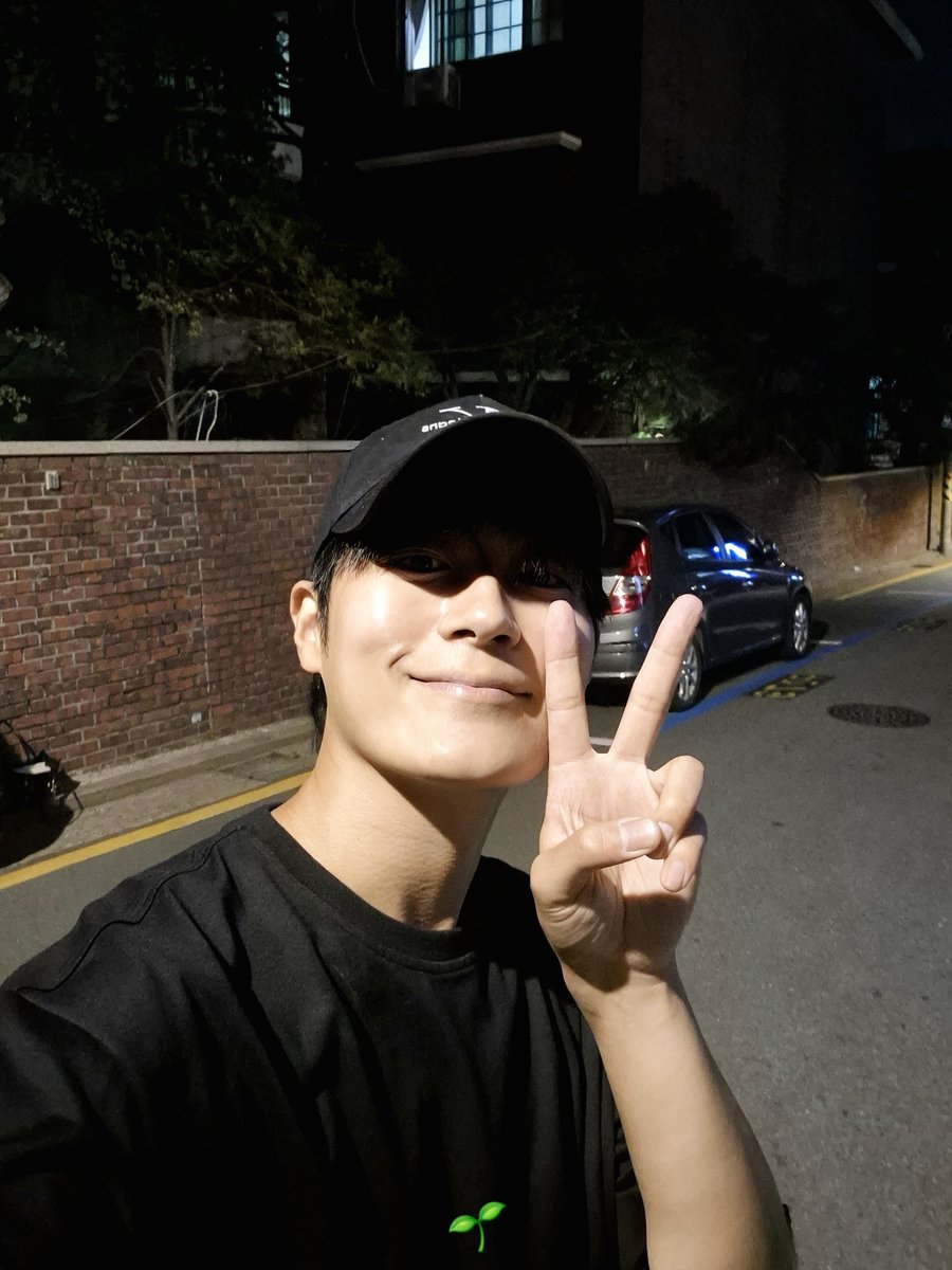 sprout__bana's tweet photo. 250617 시선, 서초를 담다 🐺 퇴근길 

화장 안 했다고 부끄러워하다가도 셀카 찍어달라는 팬의 말에 흔쾌히 찍어주시는 우리 배우님..🥹❣️

#차서원 #이창엽 https://t.co/eBF4XmnPa1