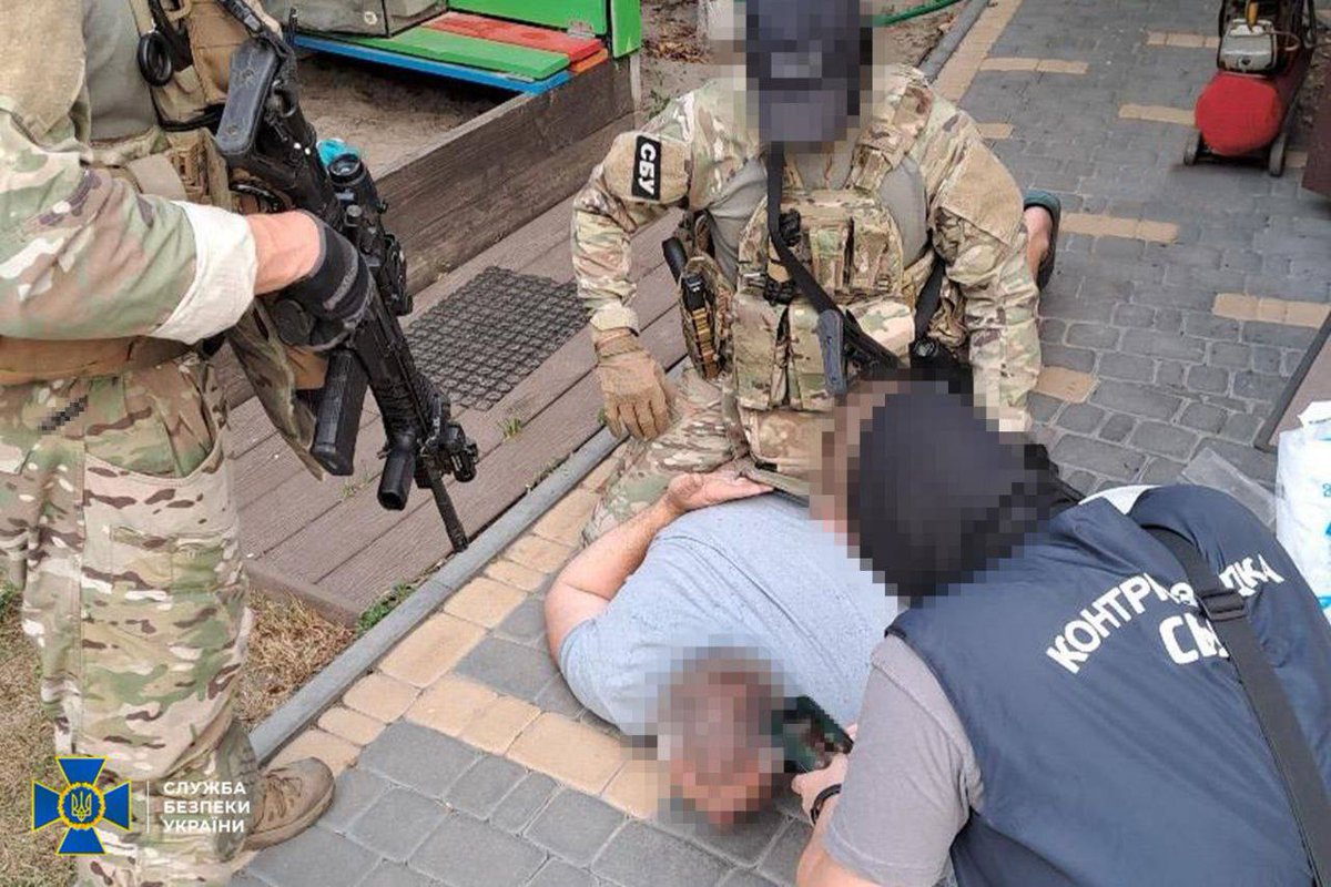 BankovaMa's tweet image. Екскерівників ДП «#Документ» викрили на розкраданні 21 млн грн.

За даними правоохоронців, до &quot;#схеми&quot; причетні 8 колишніх та діючих посадовців державного паспортного сервісу «Документ». Які нараховували «подвійні» зарплати працівникам центрального офісу, яких відрядили до філії…