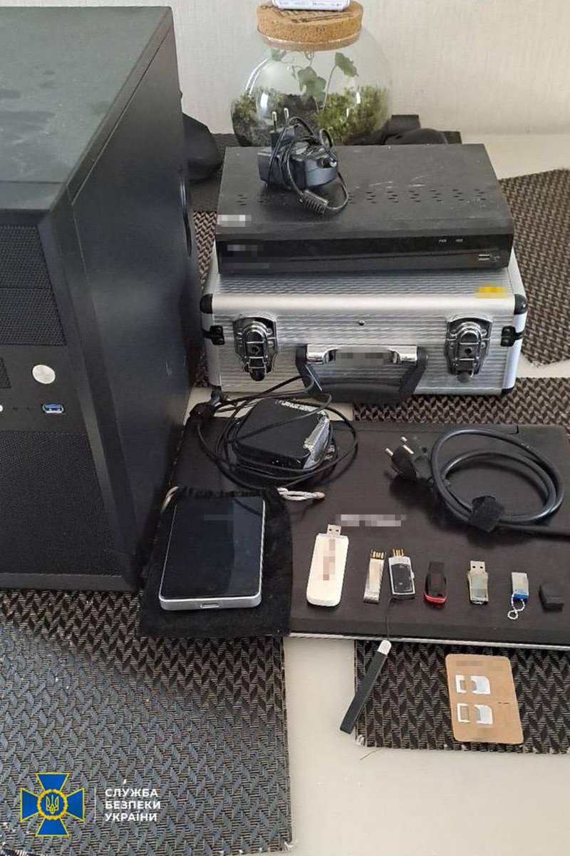 BankovaMa's tweet image. Екскерівників ДП «#Документ» викрили на розкраданні 21 млн грн.

За даними правоохоронців, до &quot;#схеми&quot; причетні 8 колишніх та діючих посадовців державного паспортного сервісу «Документ». Які нараховували «подвійні» зарплати працівникам центрального офісу, яких відрядили до філії…