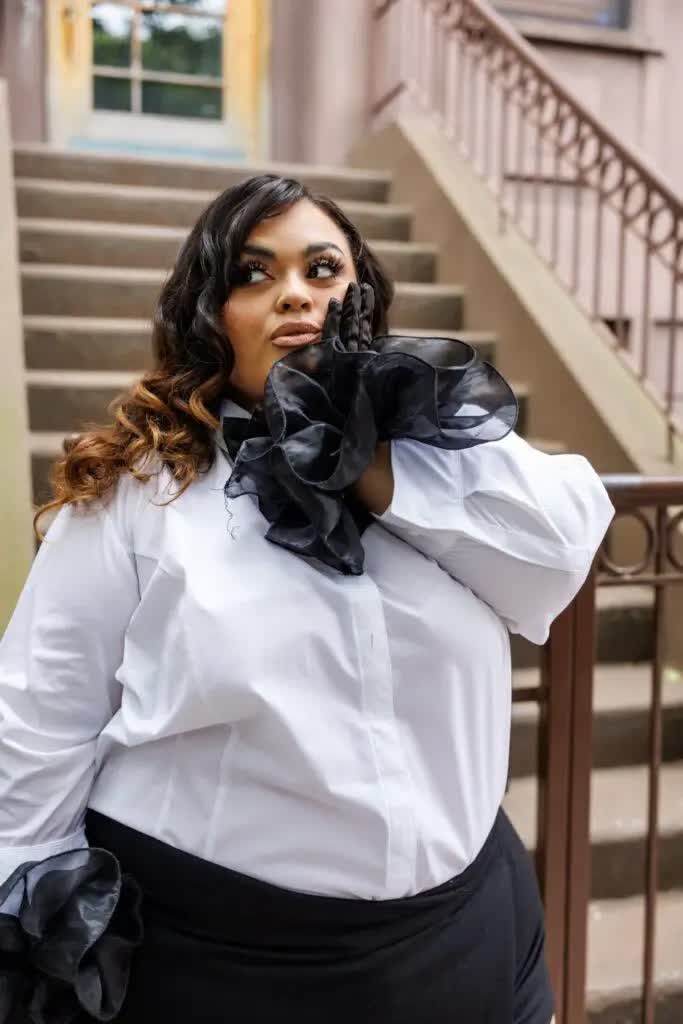 TCFStyle's tweet image. NYC Dreamgirls: The Heartbeat of New York Fashion by 
Conceptualized by the incredible Gabriella Lascano, this shoot brought together native New York talent who live this city&apos;s flavor. 🍎 Dive into our art... #GabriellaLascano #PlusSizeBlogger #NYCBaddies thecurvyfashionista.com/new-york-fashi…