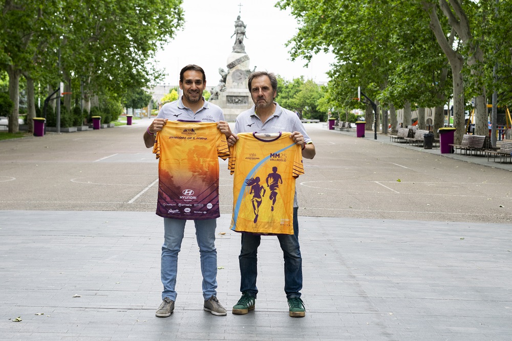Los compañeros de <a href="/AtletasPopVall/">Club Atletas Populares Valladolid</a> han paseado, junto a Sergio de <a href="/esi_valladolid/">ESI Escuela Superior de Diseño Valladolid</a>, la camiseta de la Media del 25 por las zonas de salida y llegada de la carrera. ¿Os gusta?