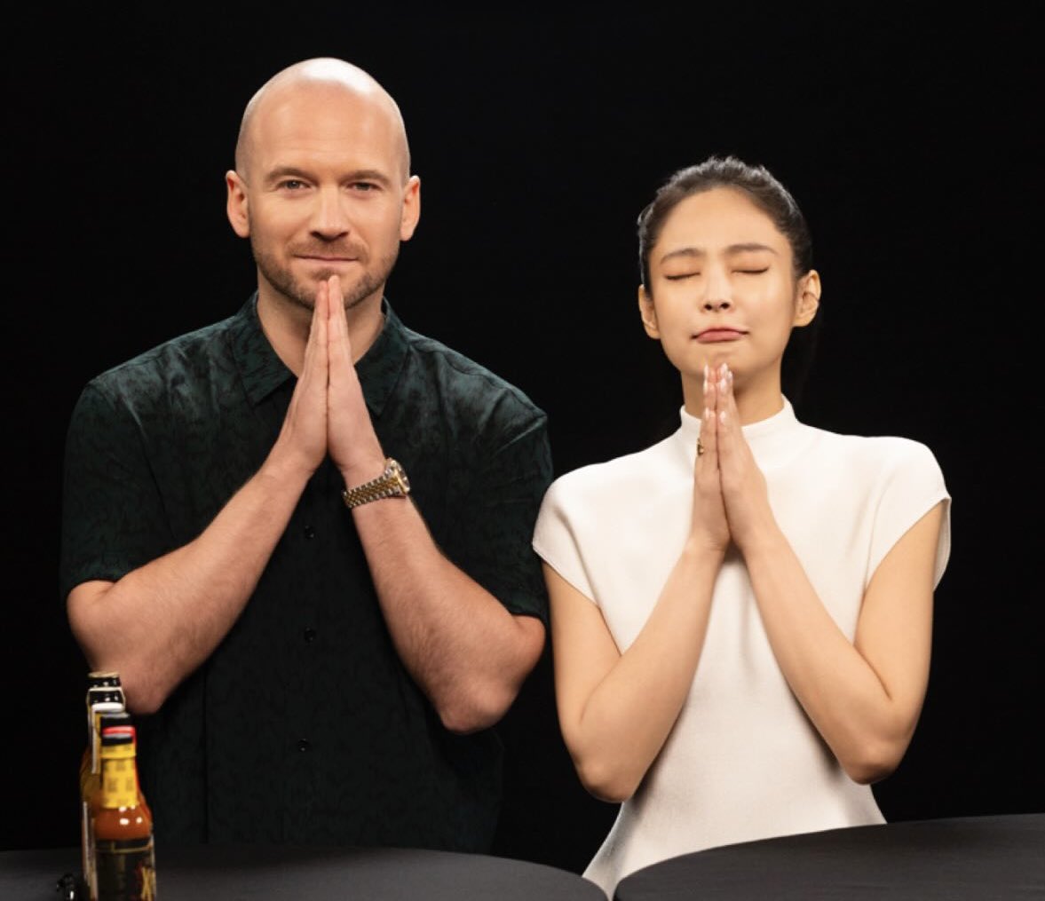 JennieDCGallery's tweet photo. 250620 #JENNIE with Sean Evans on Hot Ones

JENNIE HOTTEST ONE
#JennieHotOnes https://t.co/y27mTdrJus