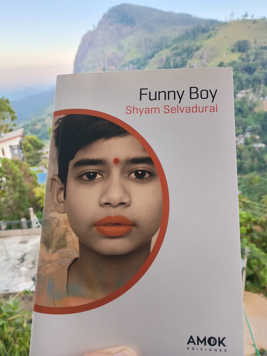 OriolOsan's tweet image. 📖 Néixer i créixer sent queer a una Sri Lanka durant els vuitanta sacsejada pels enfrontaments entre tamils i cingalesos.
#FunnyBoy (1994) és una novel·la d'iniciació de Shyam Selvadurai altament recomanable per endinsar-se en la literatura d'aquest país asiàtic.