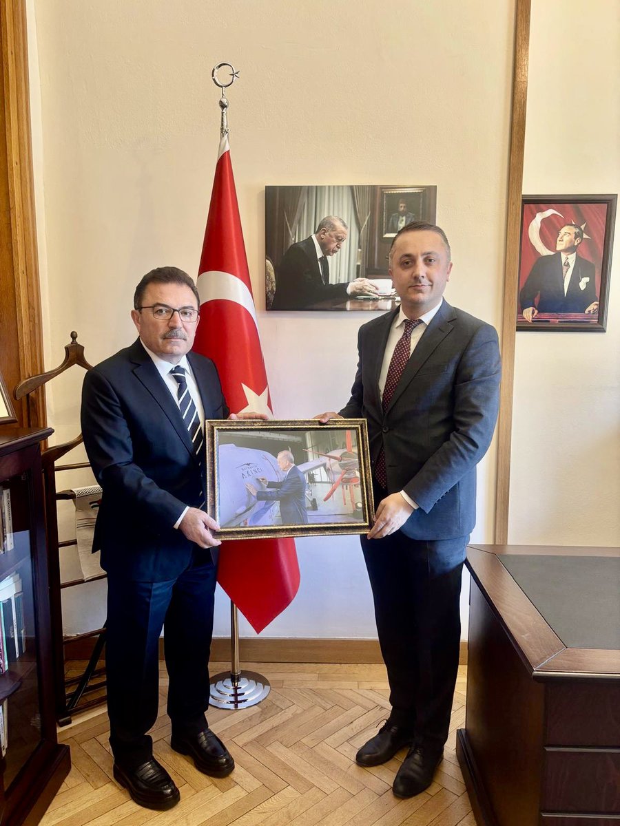 Hemşehrimiz Avrupa istihbarat komisyon başkanı Sn <a href="/Selami__Altinok/">Selami Altınok</a> bakanımızı ziyaret ettim.Tüm tekirdağlı hemşehrilerimize selamları var,misafirperliği için bakanımıza teşekkür ederim.