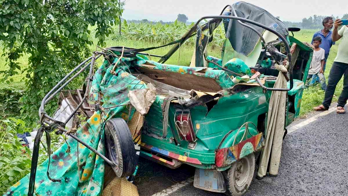 নওগাঁয় সিএনজি-ভটভটির মুখোমুখি সংঘর্ষে নিহত ২