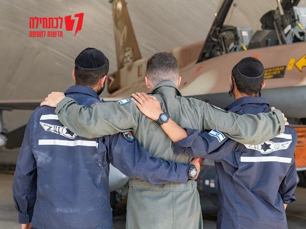 "לשם שמים": הכירו את החרדים בחיל האוויר

בבסיס רמת דוד פועל בימים אלה דת"ק (דיר תת-קרקעי) ייחודי המיועד לטכנאים חרדים, במסגרת מסלול השירות "לשם שמים". הדת"ק, המשויך לטייסת 105, מאויש בבוגרי קורס טכנאי דרג א', האחראים על תחזוקת מטוסי F-16.