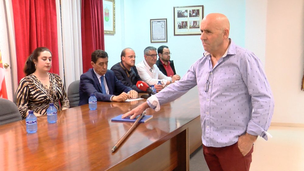 Onda Cero Soria (@ocsoriaradio) on Twitter photo Entrevista a José Antonio Hernández <a href="/APedanias/">Agrupación Electores San Pedro Manrique y Pedanías</a>, nuevo alcalde de San Pedro Manrique, en vísperas de las Fiestas de la localidad, con el Paso del Fuego y la Mañana de San Juan como principales atractivos. <a href="/TierrasAltasSO/">Mancomunidad Tierras Altas de Soria</a> #Soria
⬇️
acortar.link/rGgwVs Entrevista a José Antonio Hernández <a href="/APedanias/">Agrupación Electores San Pedro Manrique y Pedanías</a>, nuevo alcalde de San Pedro Manrique, en vísperas de las Fiestas de la localidad, con el Paso del Fuego y la Mañana de San Juan como principales atractivos. <a href="/TierrasAltasSO/">Mancomunidad Tierras Altas de Soria</a> #Soria
⬇️
acortar.link/rGgwVs