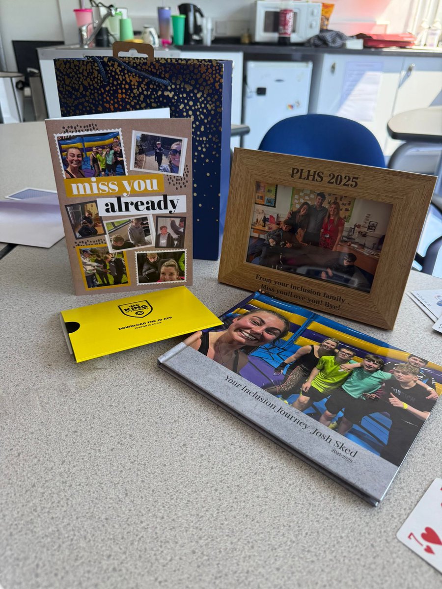 PrestonLodgePSF's tweet photo. And an official goodbye to our two senior students who have completed their time at PL❤️🖤 https://t.co/xe90lLydDk